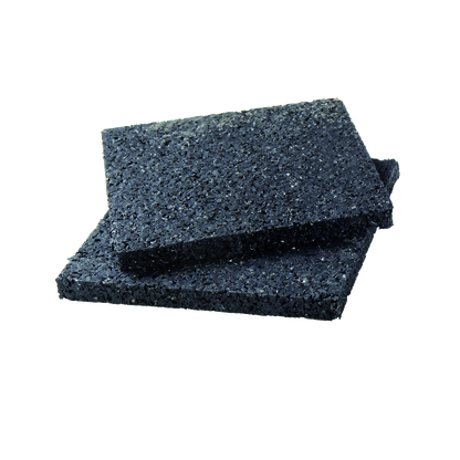 Dalles en caoutchouc noir rectangulaires empilées, type revêtement de sol ; matière : caoutchouc ; couleur noire ; posées sur fond blanc.