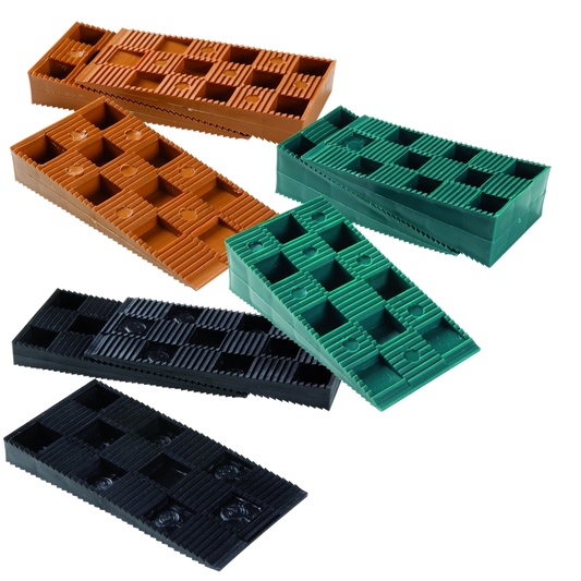 Jeu de 3 cales plastiques empilables marron, vert et noir avec surface rainurée et évidements rectangulaires, posées sur fond blanc.
